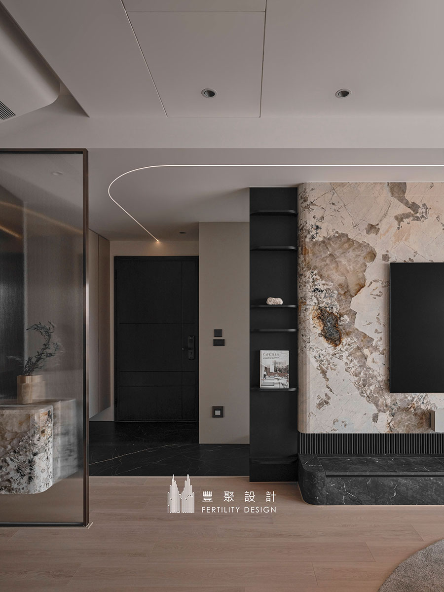 新竹室內設計-大理石電視牆面-豪宅客廳-鍍鈦、線型燈條、玄關端景