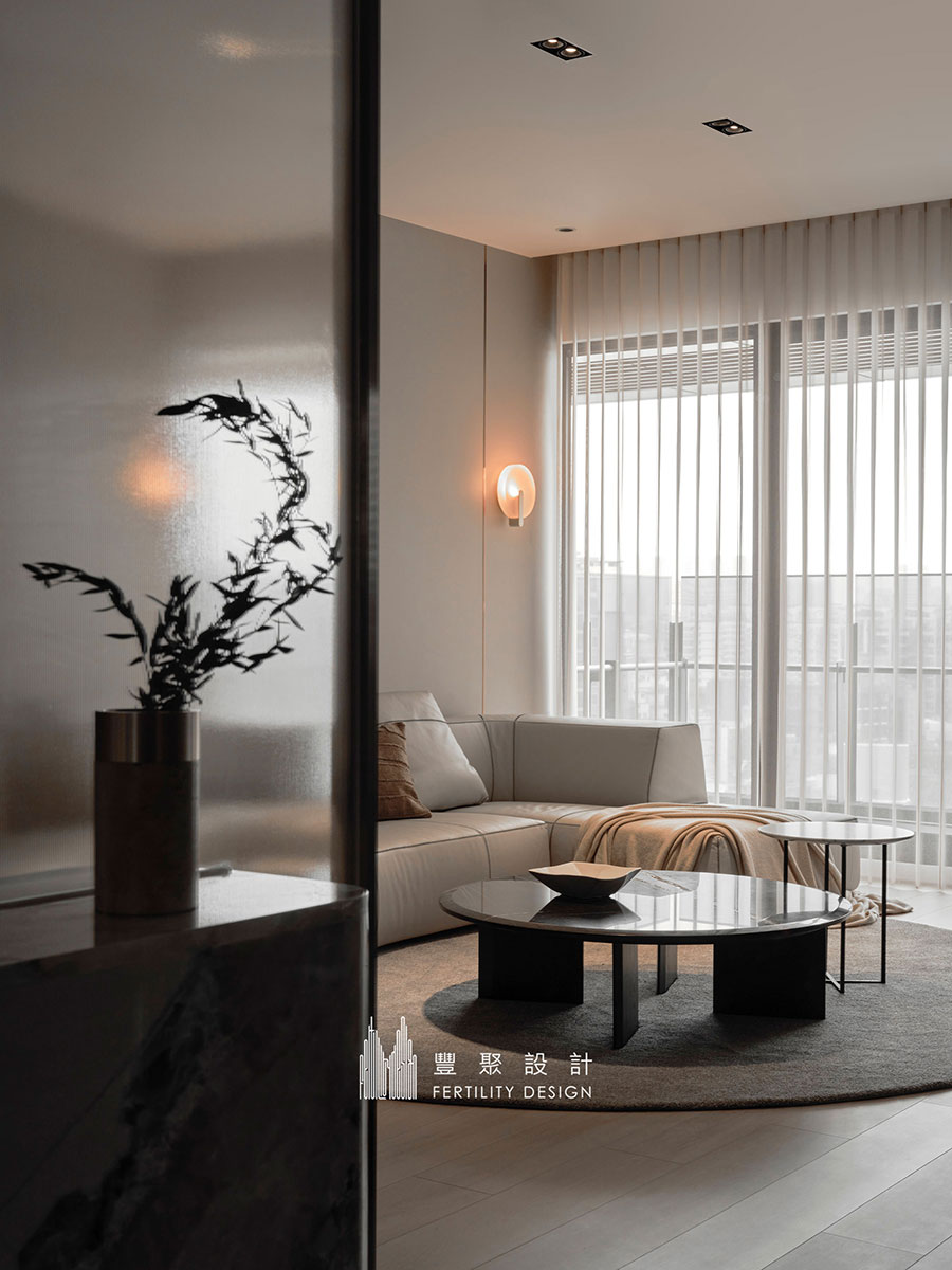 新竹室內設計-大理石電視牆面-豪宅客廳-鍍鈦、壁燈