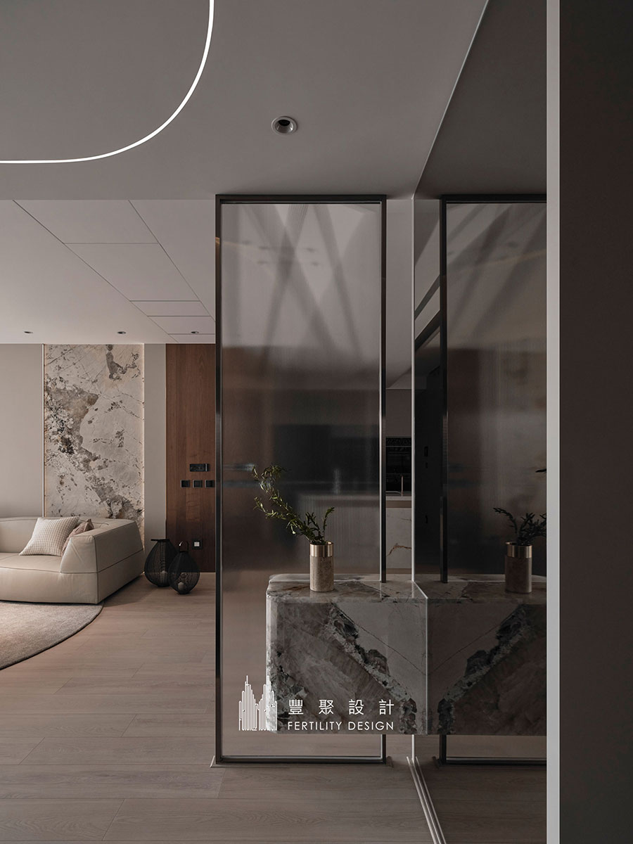 新竹室內設計-大理石電視牆面-豪宅客廳-鍍鈦、壁燈02