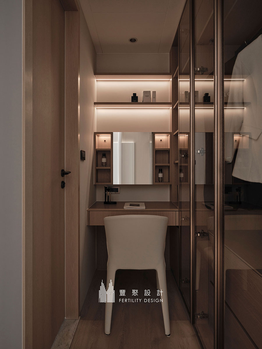新竹室內設計-豪宅主臥室更衣室