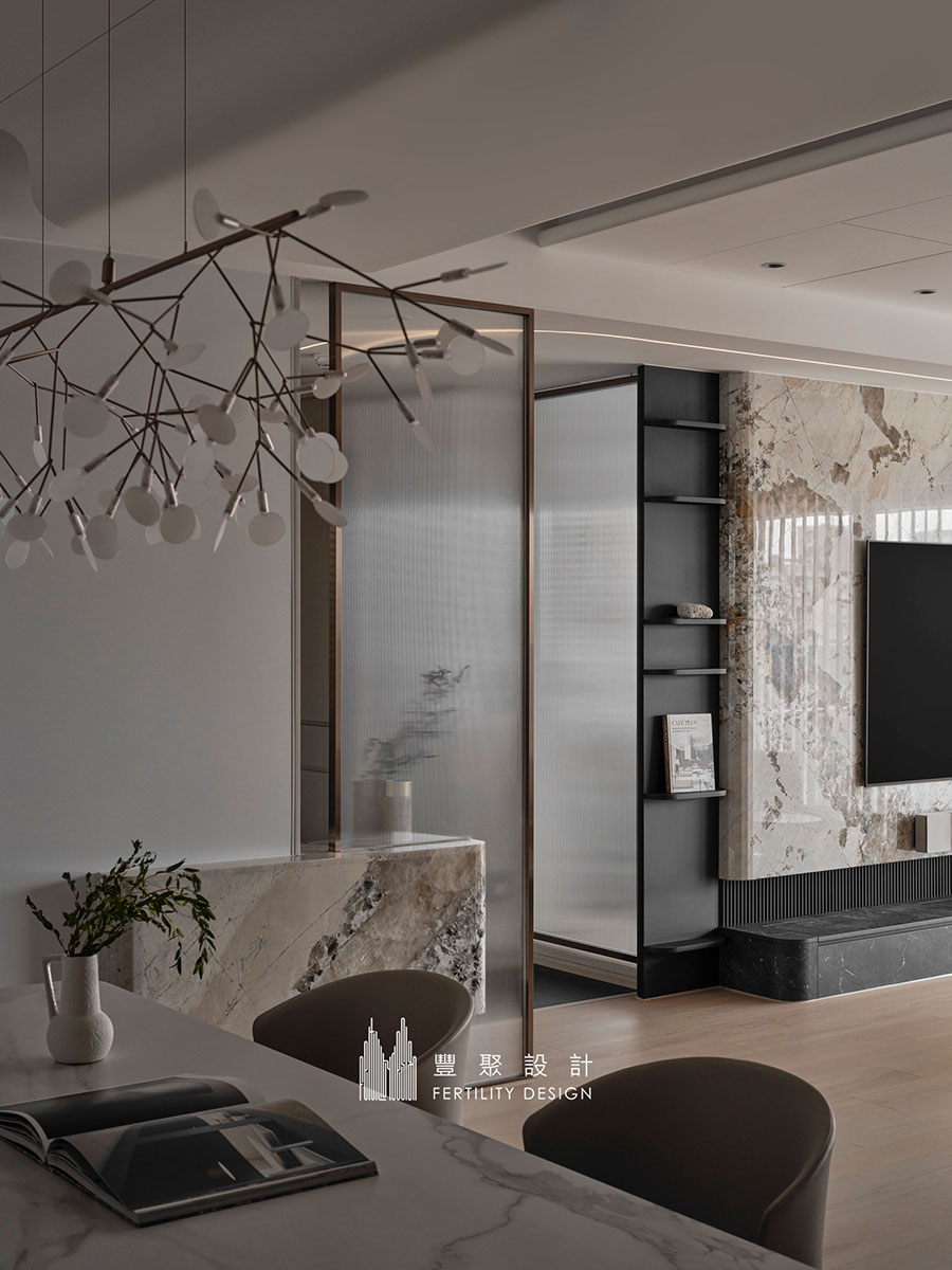 新竹室內設計-大理石電視牆面-豪宅客廳-鍍鈦