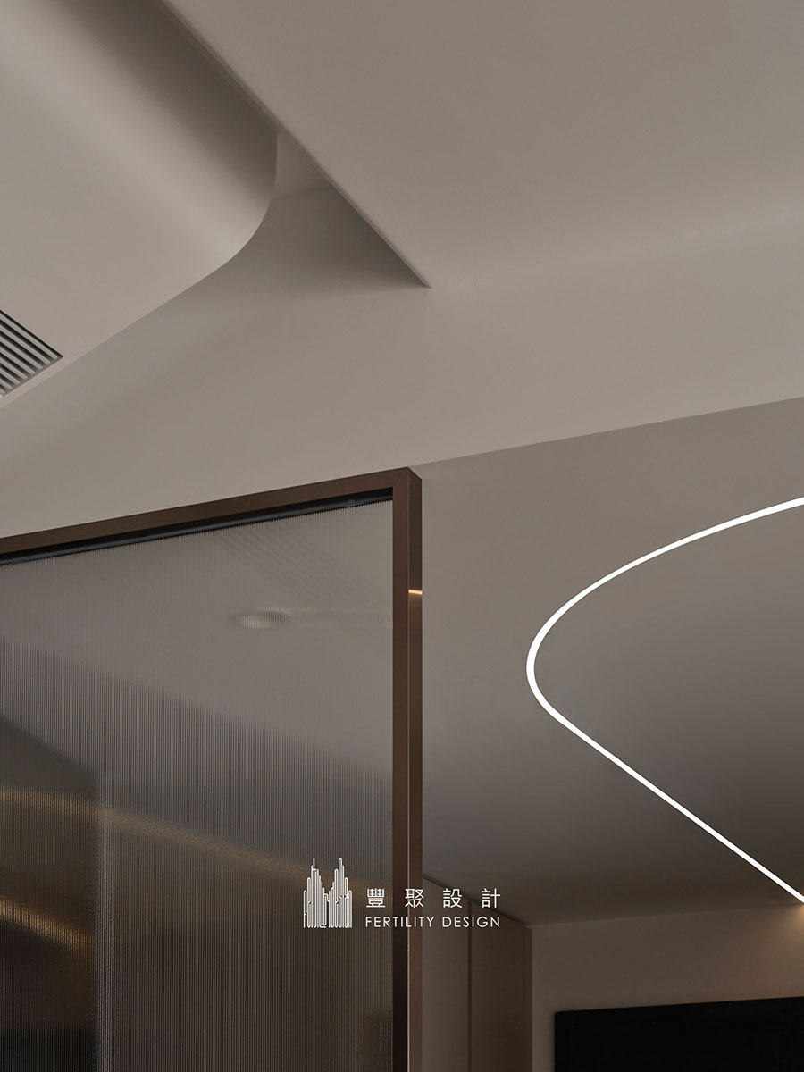 新竹室內設計-豪宅設計-鍍鈦、線型燈條、玄關端景 01