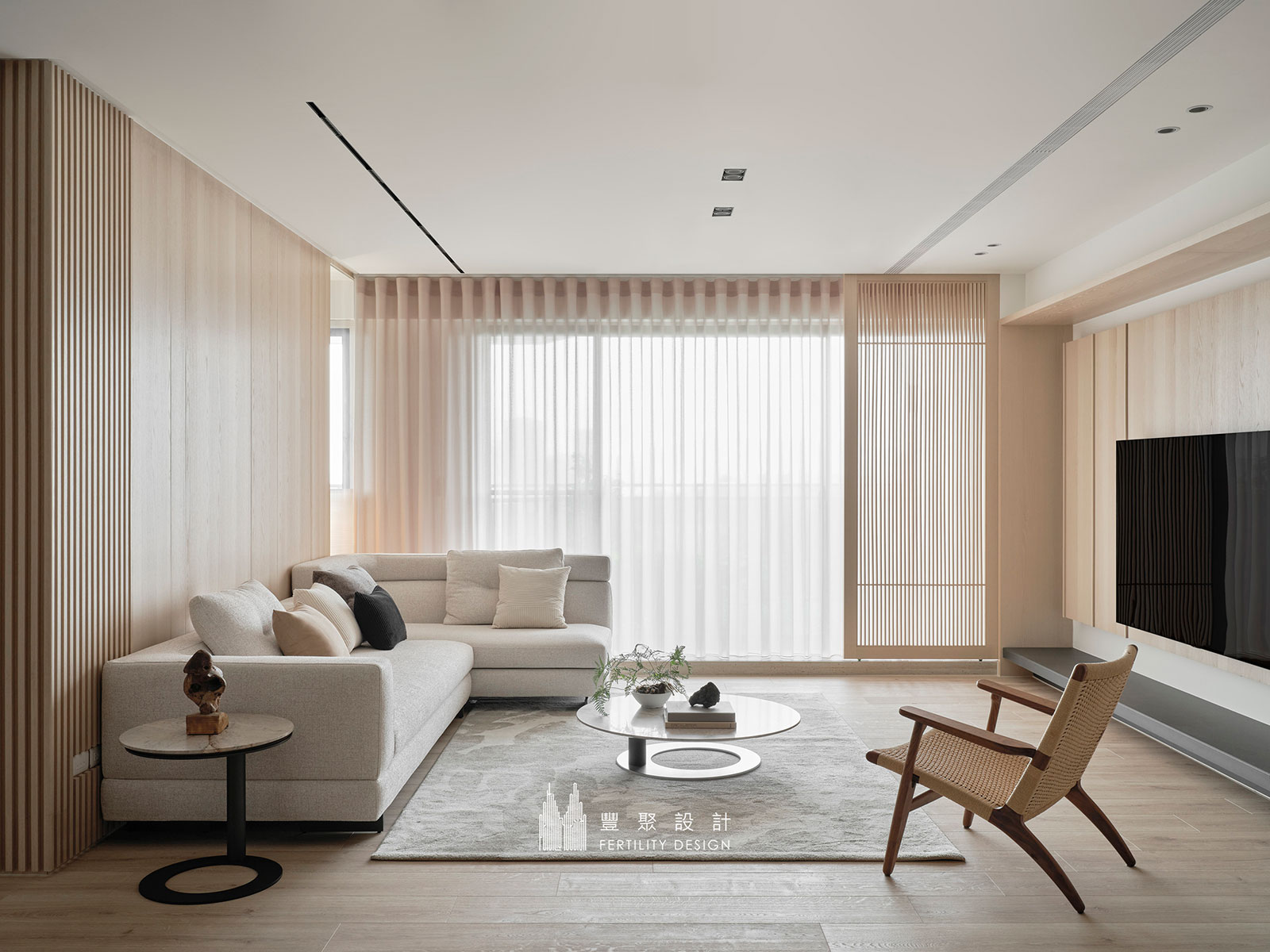 高雄大坪數住宅日式禪風客廳，全景採光與木質元素