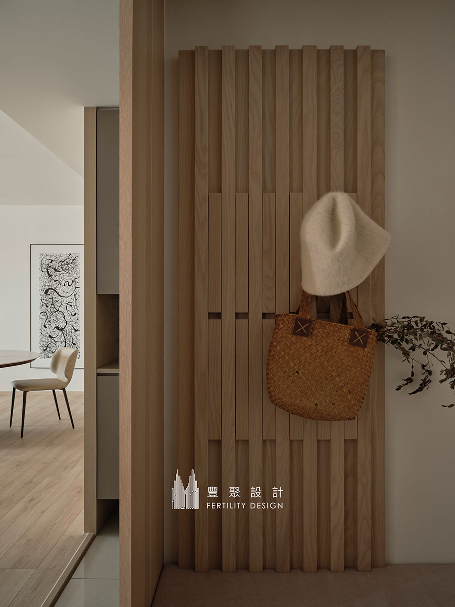 高雄日式禪風住宅玄關細節，木質收納櫃與自然光