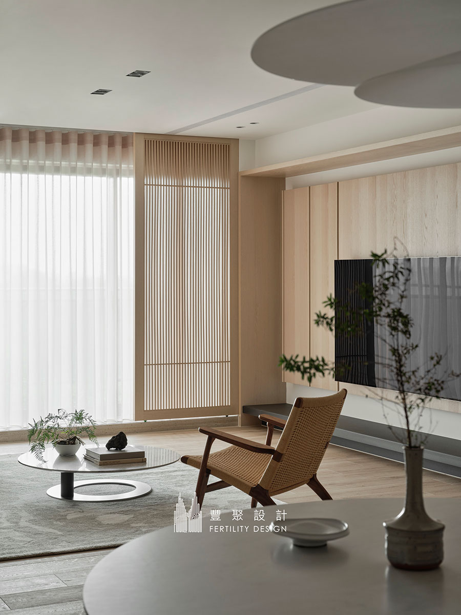 高雄大坪數住宅日式禪風客廳，全景採光與木質元素