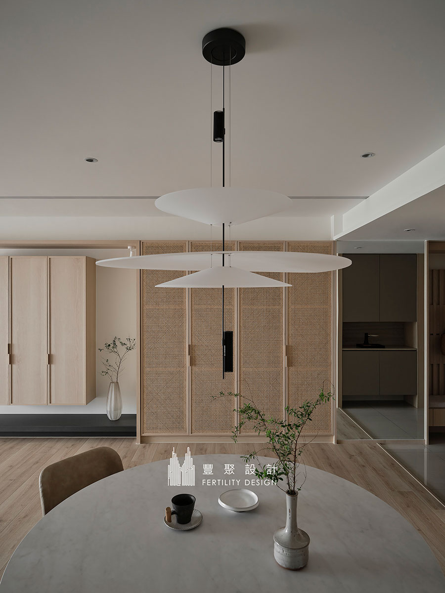 高雄日式禪風餐廳，開放式展示櫃呈現生活美學