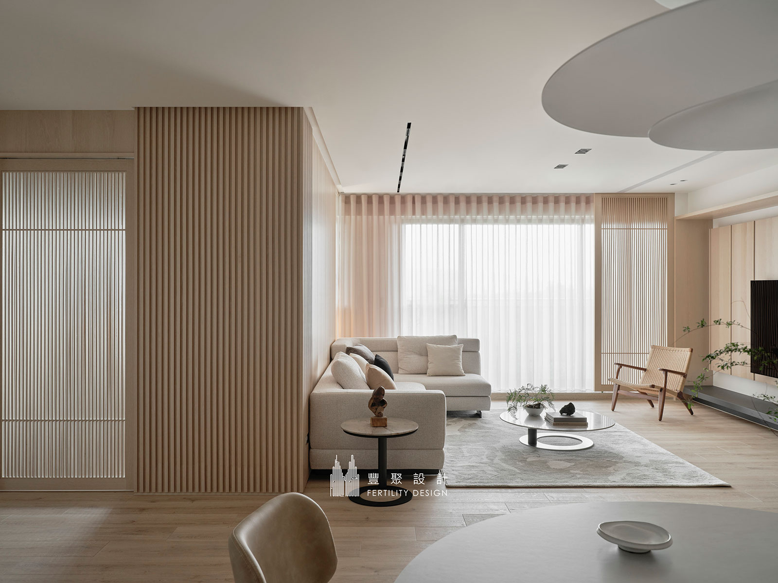 高雄大坪數住宅日式禪風客廳，全景採光與木質元素