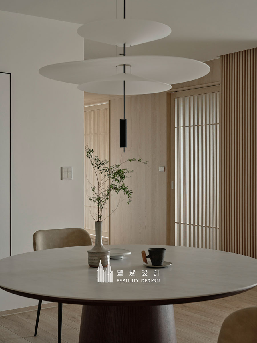 高雄日式禪風餐廳，開放式展示櫃呈現生活美學