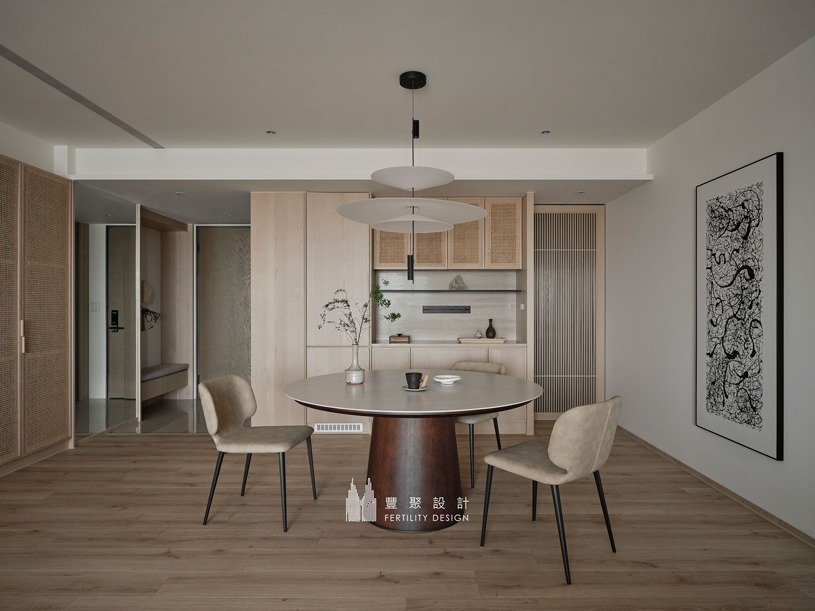 高雄日式禪風餐廳，開放式展示櫃呈現生活美學